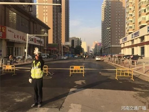 郑州经三路纬五路自来水管爆管 水柱喷出一米多高