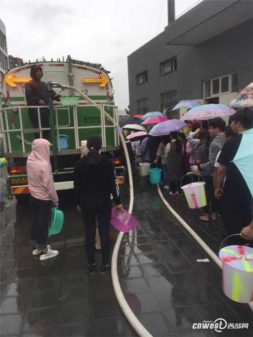 水库泄洪致供水中断 安康江北近10万人饮水困难