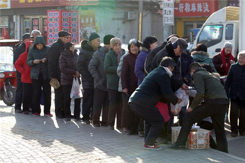 村口又来卖净水器了 到场就给脸盆！实惠or骗局？