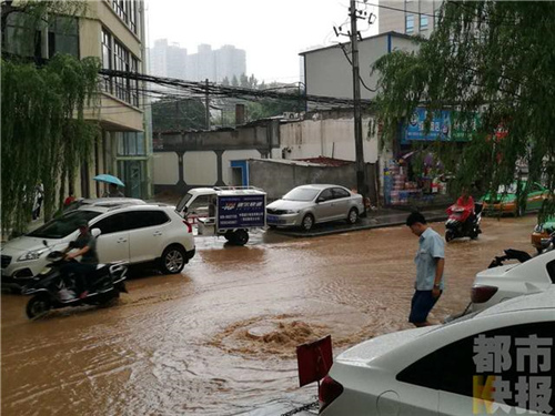 西安明德一路一自来水管突爆裂 泥水涌出成小河