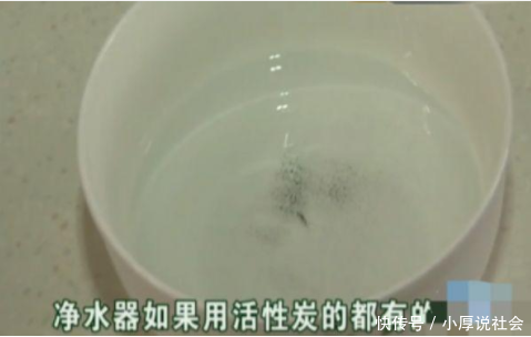 净水器换滤芯 水有黑色物体 曝光退费 女子：比自来水还脏