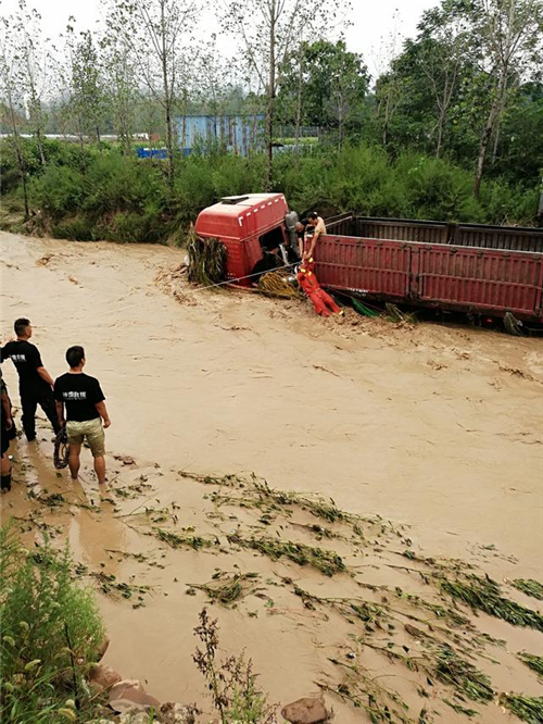 河南发布暴雨预警！洛阳偃师山洪爆发 20多辆货车被冲走