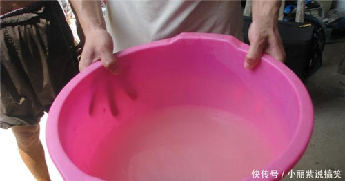 河南邓州一社区自来水中现泥沙 上千人吃水成问题