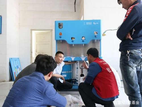 我想喝一杯没有颜色的水