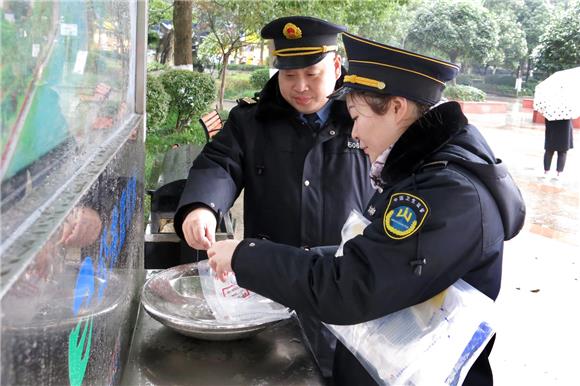 万盛经开区加强公共直饮水设施卫生质量检测监管