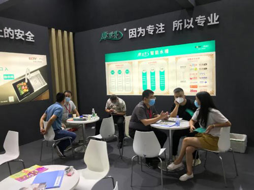 康世界携新品智能水槽惊艳亮相广州建博会