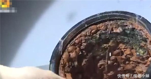 家里自来水突然变黄 物业管道工拆开水管掏出大量铁锈：是镀锌管