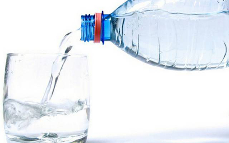 年轻人更偏爱矿泉水？超市卖的瓶装水 4个真相解决你喝水的困惑