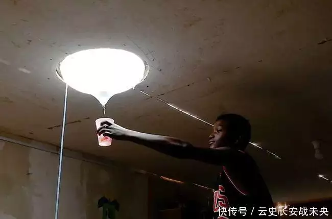 盐水灯：不用电的灯 还可以用来喝水 造福无数人民