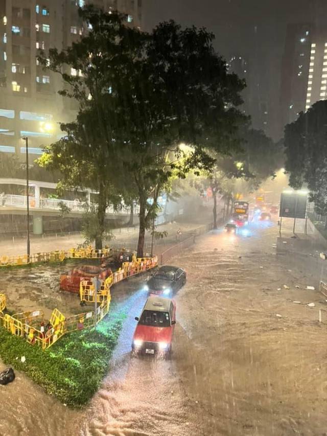 香港发出黑色暴雨信号！多地水浸车辆被淹 有市民被水围困