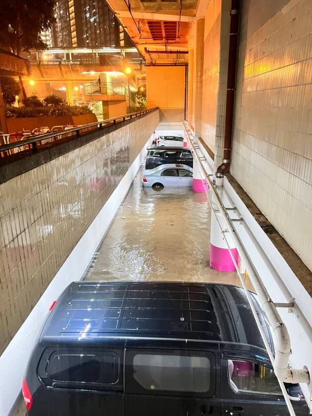 香港发出黑色暴雨信号！多地水浸车辆被淹 有市民被水围困