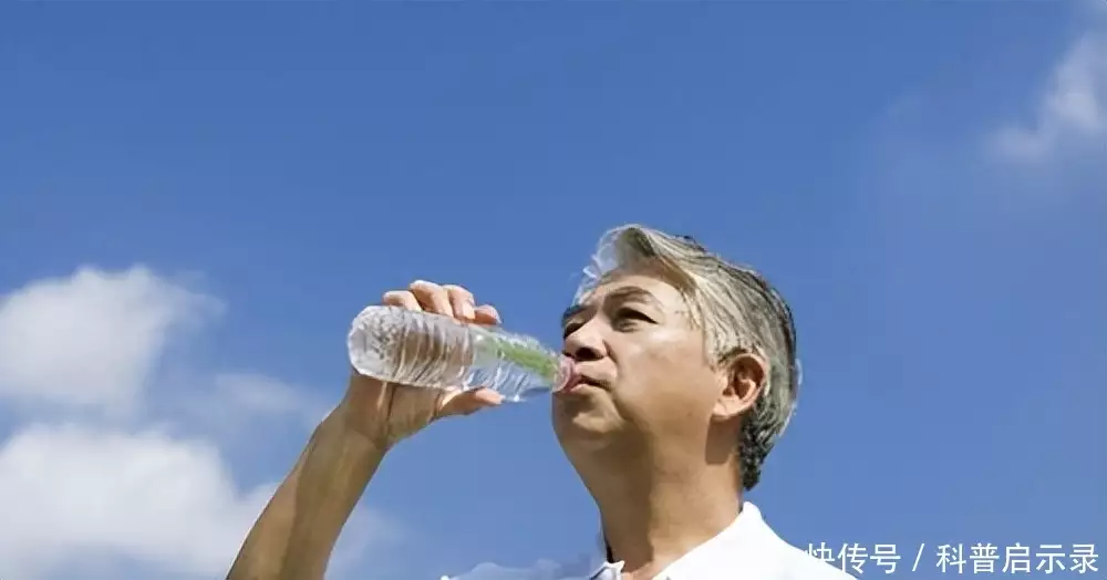 惊呆！饮水竟与衰老有着紧密联系 科学家最新研究揭秘