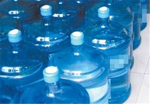 买桶装水要留意水桶保质期 用超3年易生细菌