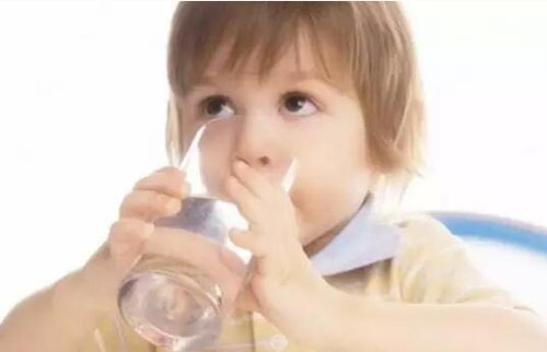 就算为了孩子 也得装一台净水器！因为喝自来水=温水煮青蛙