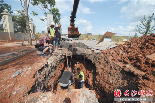 挥汗如雨 确保市民饮水无忧