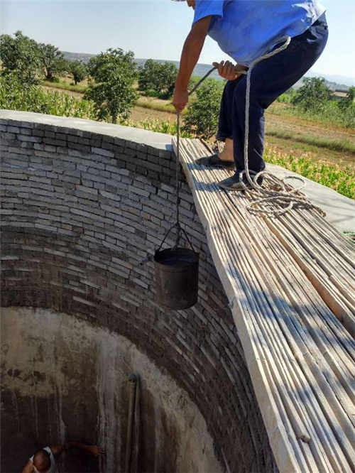 不出门就喝上自来水 土路变成水泥路