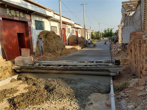 不出门就喝上自来水 土路变成水泥路