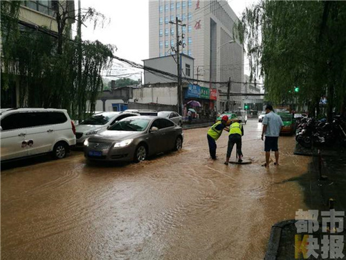 西安明德一路一自来水管突爆裂 泥水涌出成小河