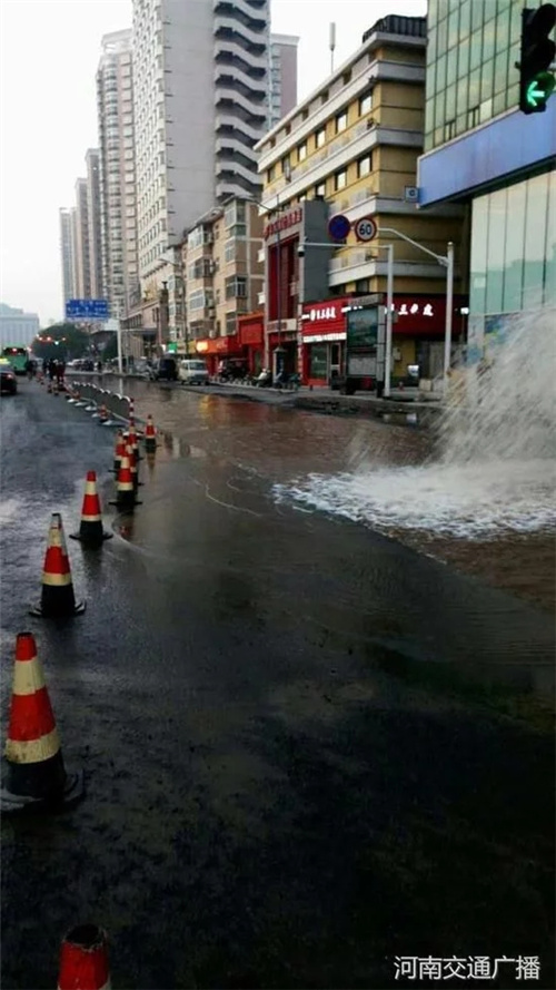 郑州经三路纬五路自来水管爆管 水柱喷出一米多高