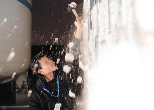 零下10℃低温中 长沙一水厂净水员每晚为设备除冰3次