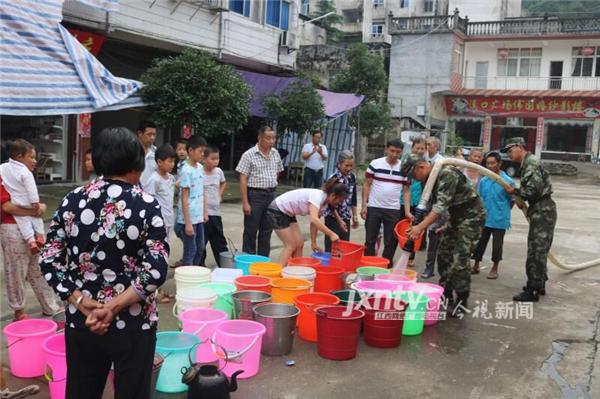 九江修水消防为受灾群众送饮用水