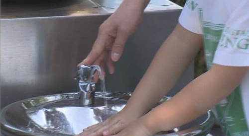 便民直饮水设施遭遇不文明行为有人甚至将其当洗手台