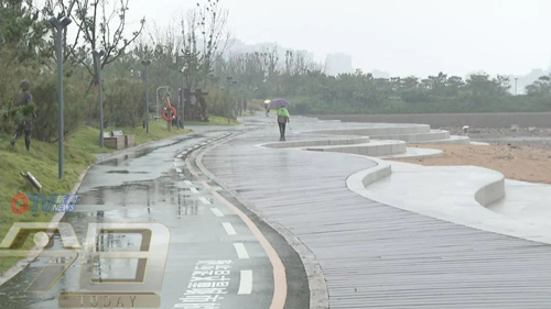 慢跑木栈道边 直饮水竟沦为洗脚水？就在小麦岛(图)