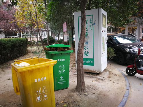 紧邻垃圾桶 多处锈迹斑驳 郑州直饮水机圈内“老水货”爆内幕