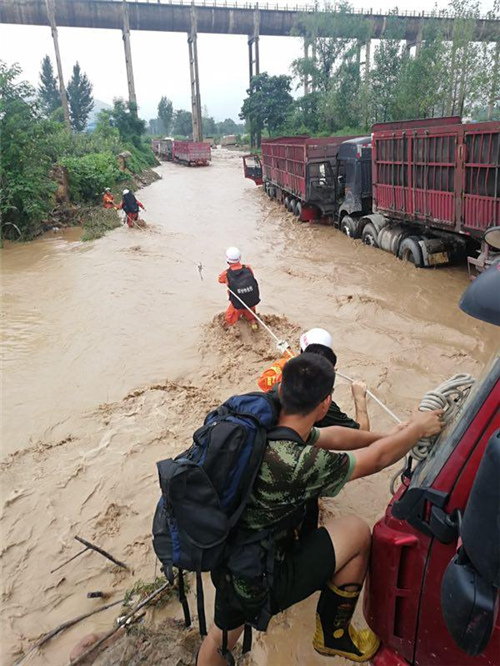 河南发布暴雨预警！洛阳偃师山洪爆发 20多辆货车被冲走