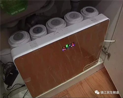 镇江这家人买了台净水器 喝了快一年发霉的水