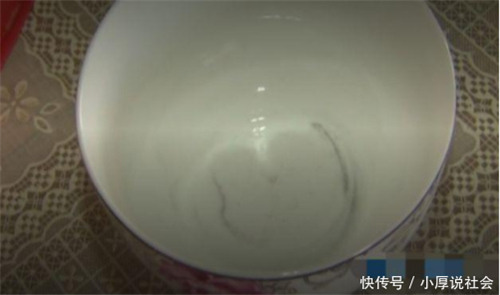 净水器换滤芯 水有黑色物体 曝光退费 女子：比自来水还脏