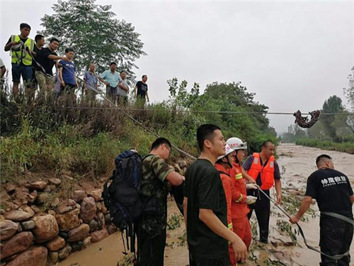 河南发布暴雨预警！洛阳偃师山洪爆发 20多辆货车被冲走