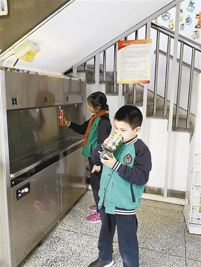 上城区试点“直饮水换芯智能监控” 孩子喝水更安全了