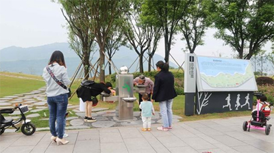 免费！方便！城市公共直饮水机为市民解渴
