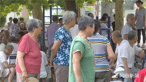 供水不足居民好心烦!莱芜一小区自来水变定点供水