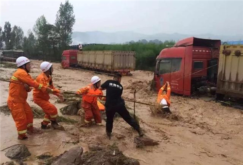 河南发布暴雨预警！洛阳偃师山洪爆发 20多辆货车被冲走