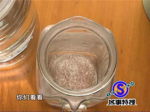 荔湾男子每天饮水提心吊胆 煮自来水后有层沙