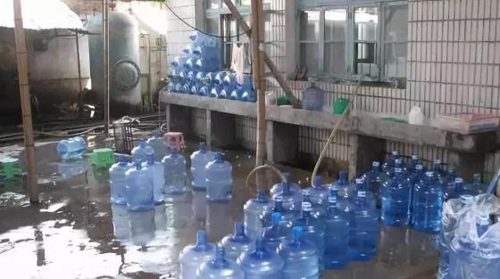 桶装水竟是私灌的自来水 “品牌”标识随便贴！