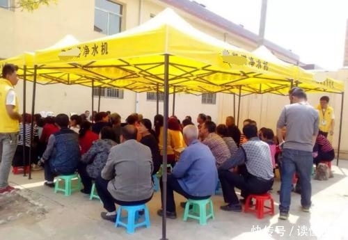 净水机下乡会销专骗老人 连送6天礼品只为骗1天 网友：防不胜防