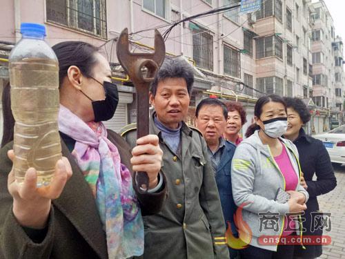 商丘一小区用60年的主管道退役 自来水发黄成历史