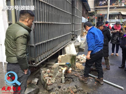 成都自来水公司｜暖心！货车撞断小区供水管 抢修人员免单修理