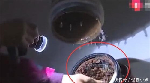 家里自来水突然变黄 物业管道工拆开水管掏出大量铁锈：是镀锌管