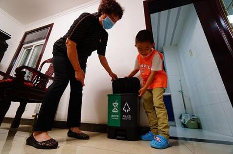 送桶到家、专人分拣 丰台卢沟桥乡“垃圾分类专员”保精准投放