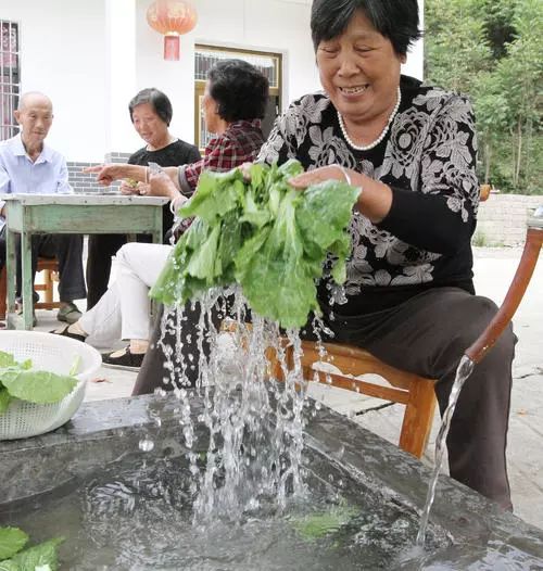 安全饮水不落一人！房县14万贫困人口全部喝上了放心水