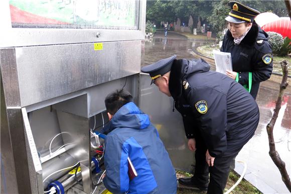 万盛经开区加强公共直饮水设施卫生质量检测监管