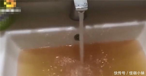家里自来水突然变黄 物业管道工拆开水管掏出大量铁锈：是镀锌管