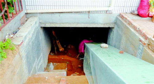 自来水管道漏水 泡了居民家地下室