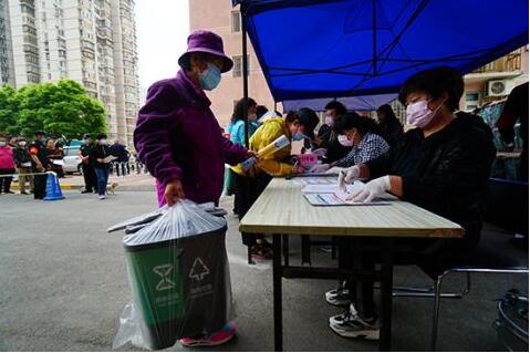 送桶到家、专人分拣 丰台卢沟桥乡“垃圾分类专员”保精准投放