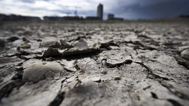 欧洲遭遇热浪侵袭 多国气温录得新高 英国首度发出极端警告