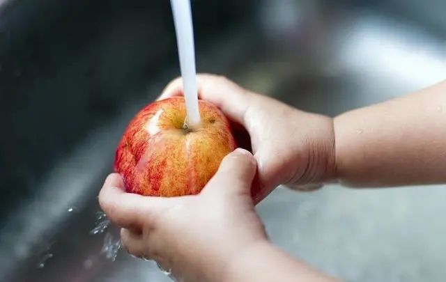 不敢喝生水 不敢吃没洗的苹果 怎么它俩加在一起你们就敢了？